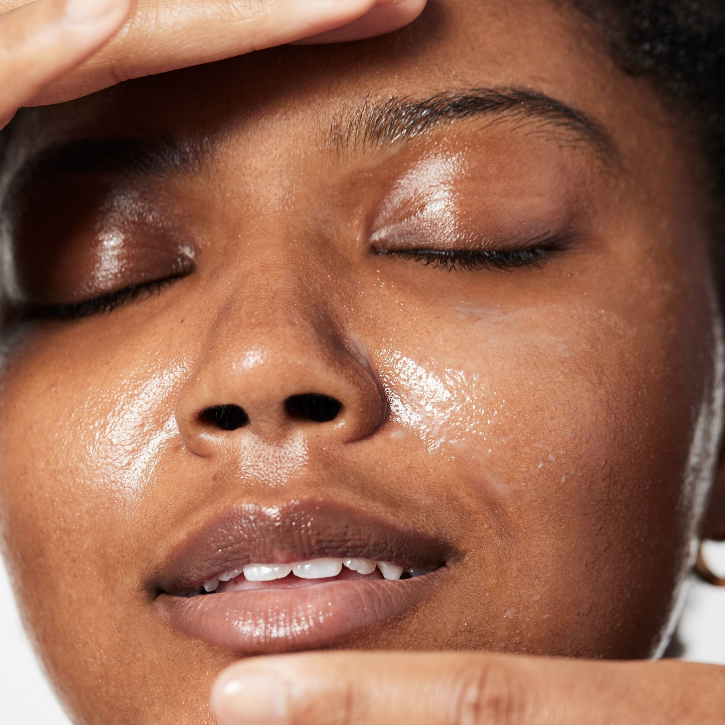 holy-hydration-makeup-melting-cleansing-balm-j8 040822_Model_HH-Cleansingbalm_044_RT2-V1_IGF_6a40ae53-ccc2-4a83-9d08-7c99f2dc2b4b.jpg