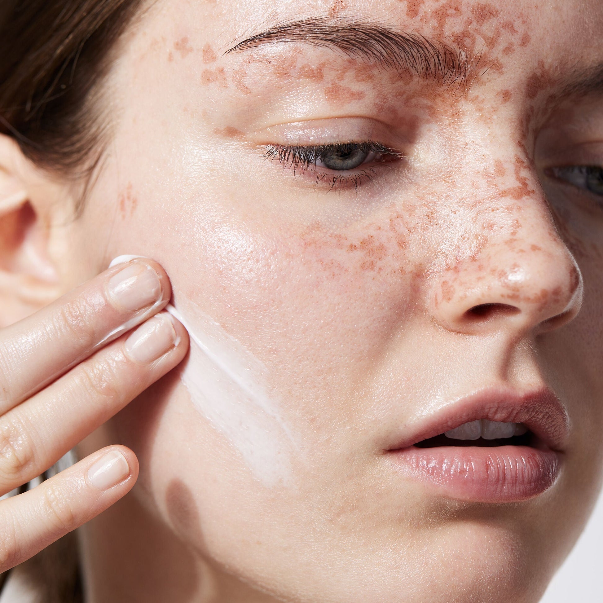 holy-hydration-face-cream-g7 040822_Model_HH-FaceCream_091_RT2-V1_IGF_38740f4c-997d-4161-a3bd-3457855e993f.jpg