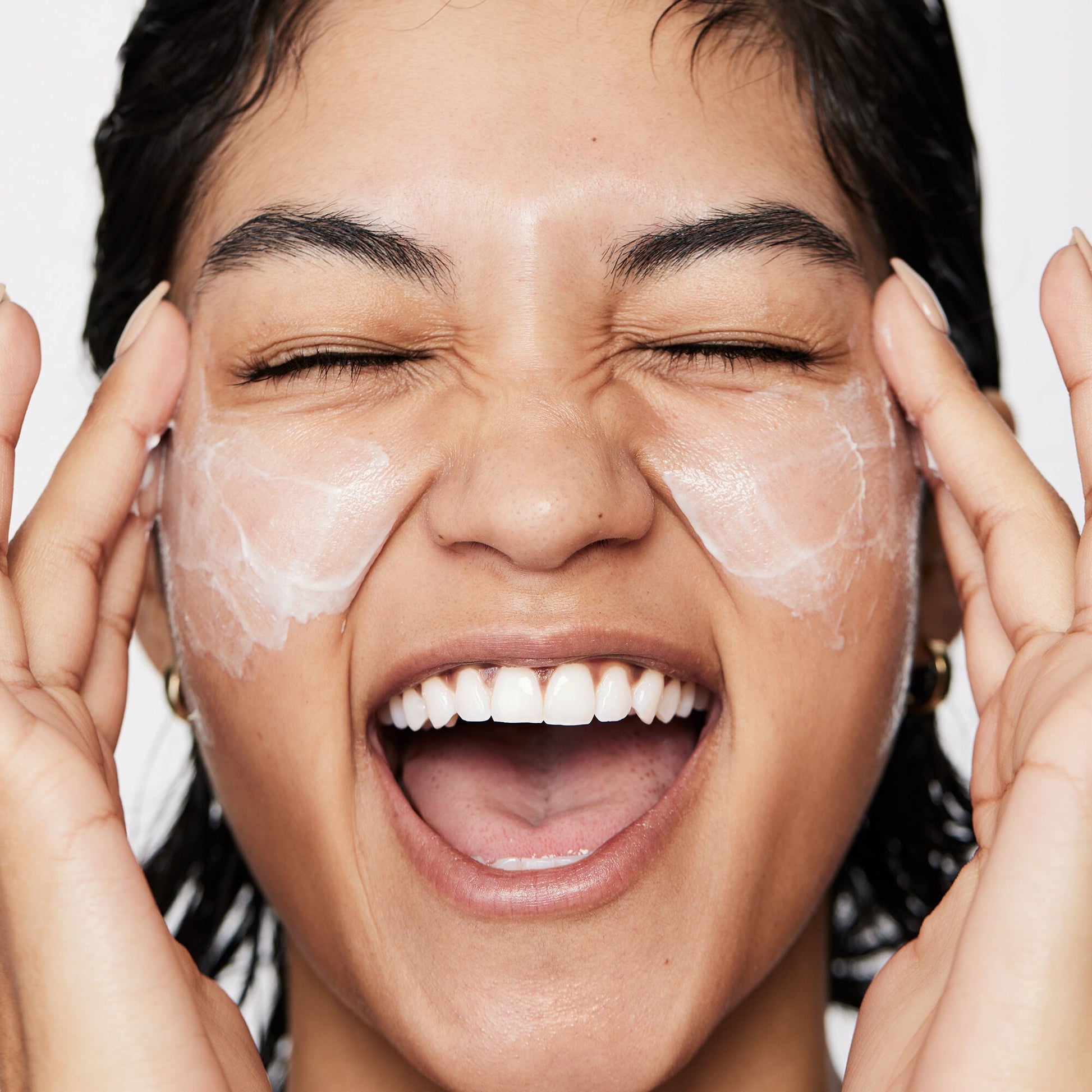 pure-skin-moisturizer-d6 040822_Model_Pure-Moisturizer_200_RT2-V1_RGB040822_Model_Pure-Moisturizer_200_RT2-V1_V1_IGF.jpg