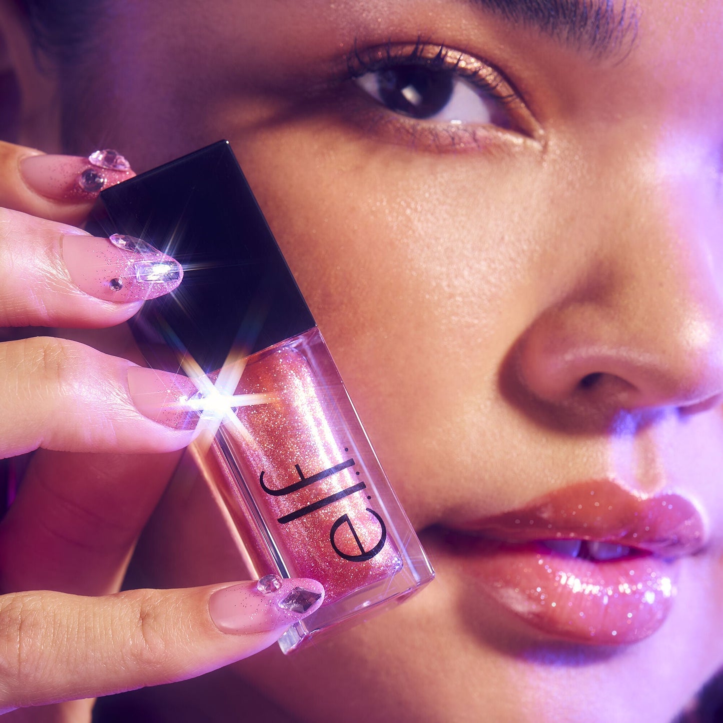 glow-reviver-plumping-lip-oil-g9 072225_Breanna_LipPlump_0391_2000x2000_0613e084-a418-44f9-b40d-c461b7a4b6db.jpg