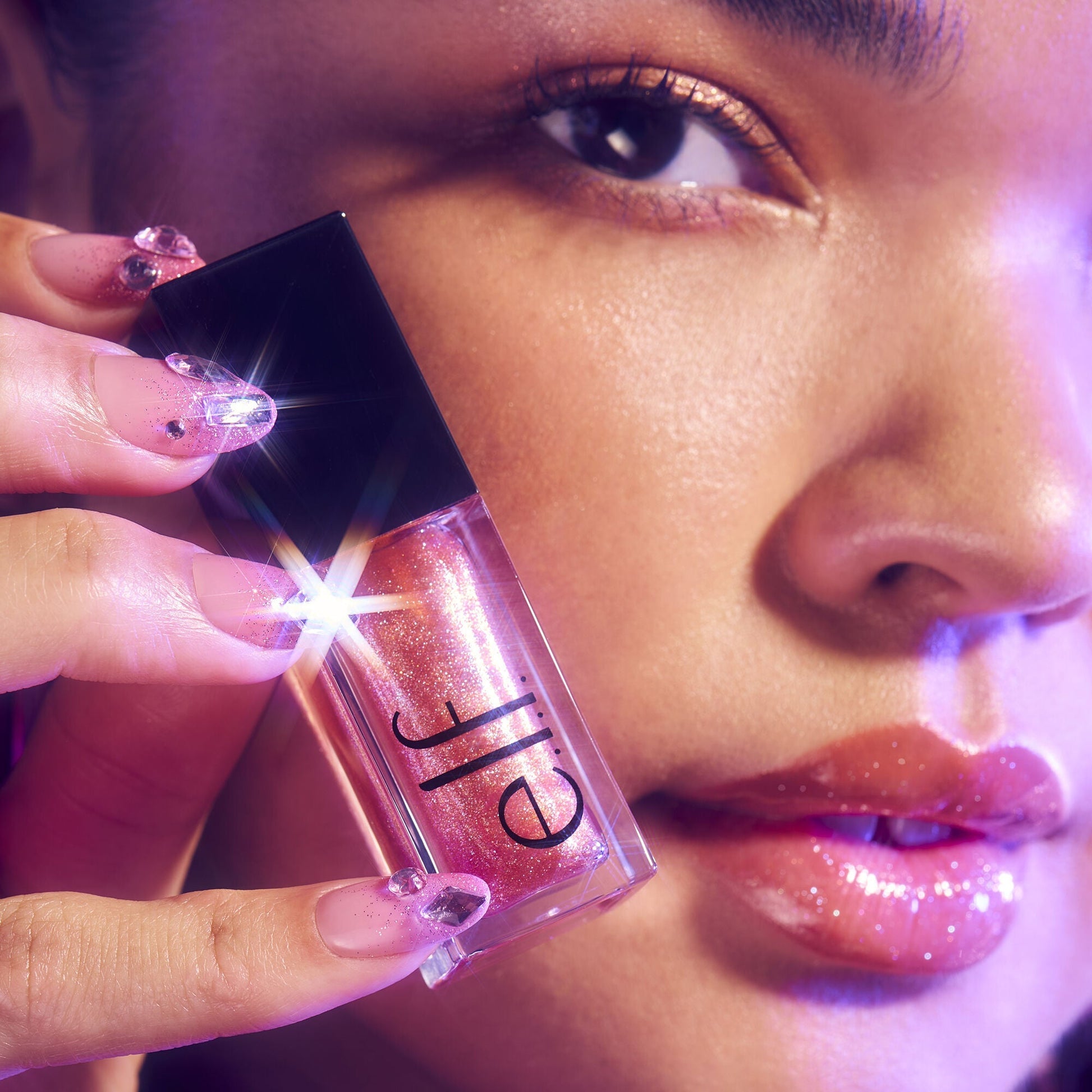 glow-reviver-plumping-lip-oil-g9 072225_Breanna_LipPlump_0391_2000x2000_0613e084-a418-44f9-b40d-c461b7a4b6db.jpg