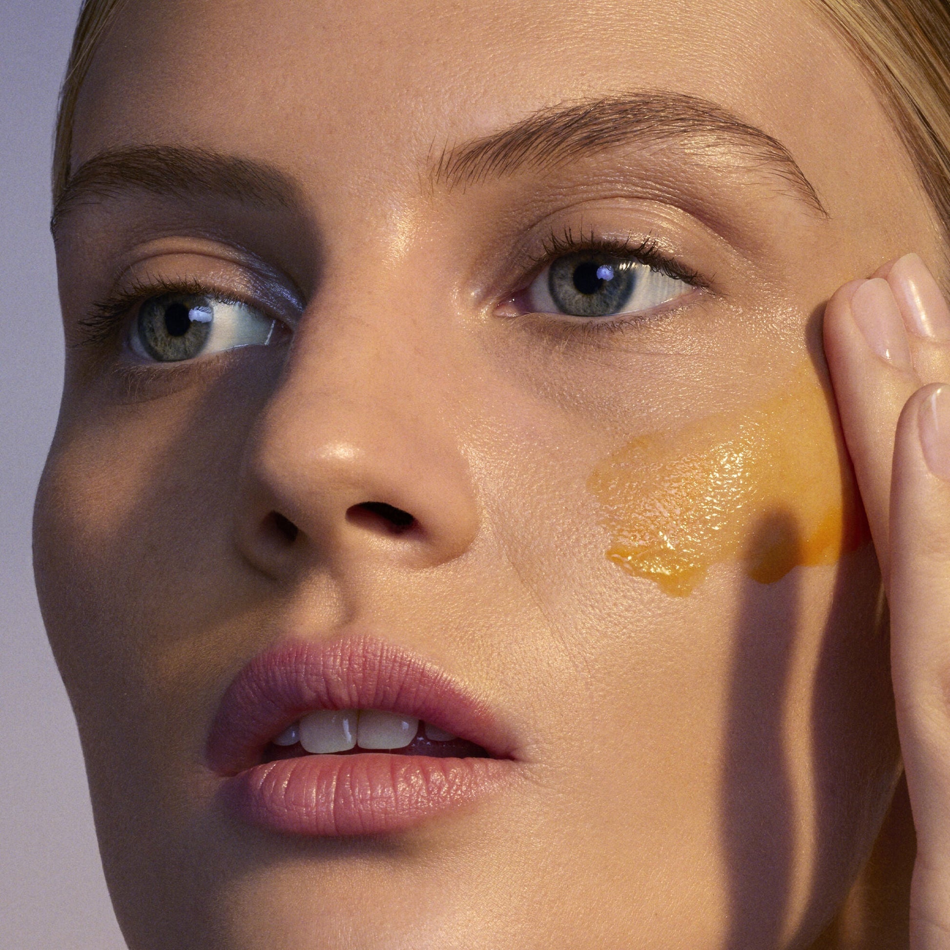 youth-boosting-advanced-night-retinoid-serum-d9 080222_Florence_ANR_0403_IGF_V2.jpg