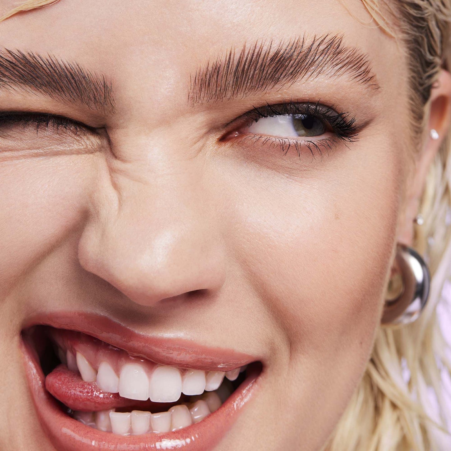 brow-laminating-gel-d4 110923_Genevieve_BrowGel_App-Vibe_6982_RGB_IGF.jpg
