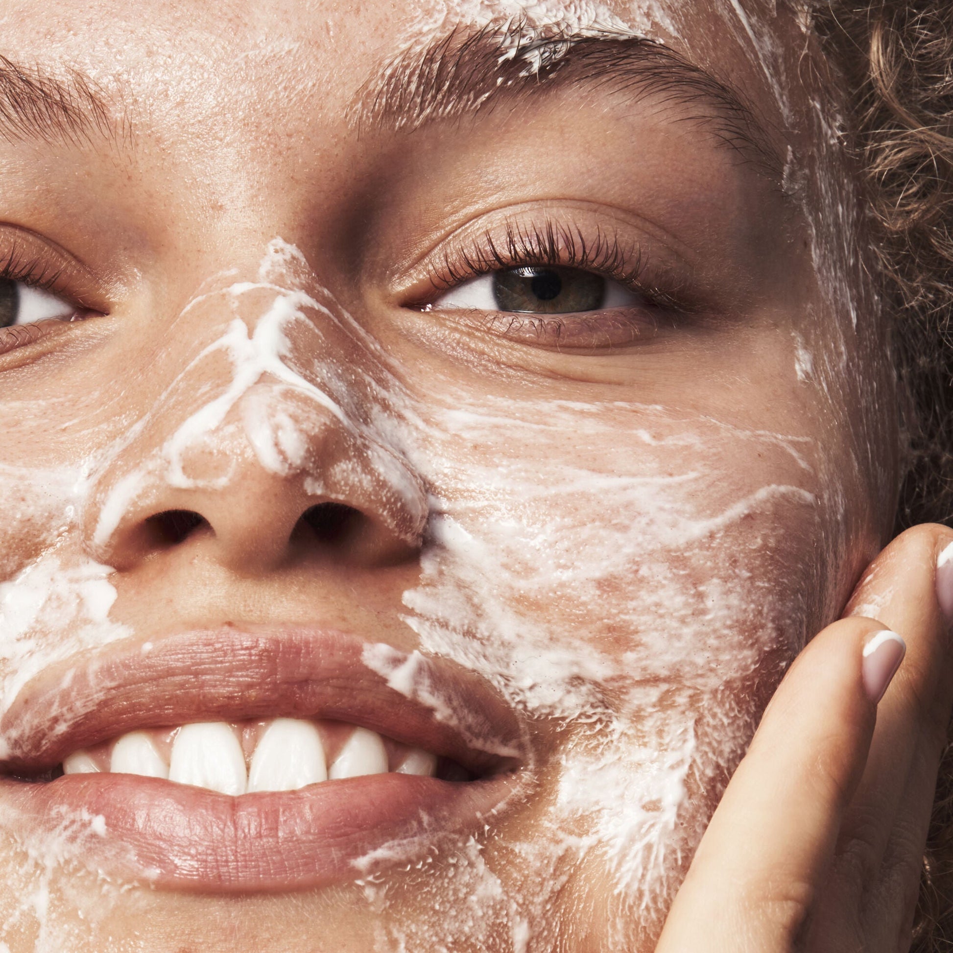 blemish-breakthrough-acne-calming-water-cream-mini-y8 121321_Marley-Acne-Regimen_0117_FINAL_IGF_7be73b38-8681-4e47-be60-37d940df0d6e.jpg