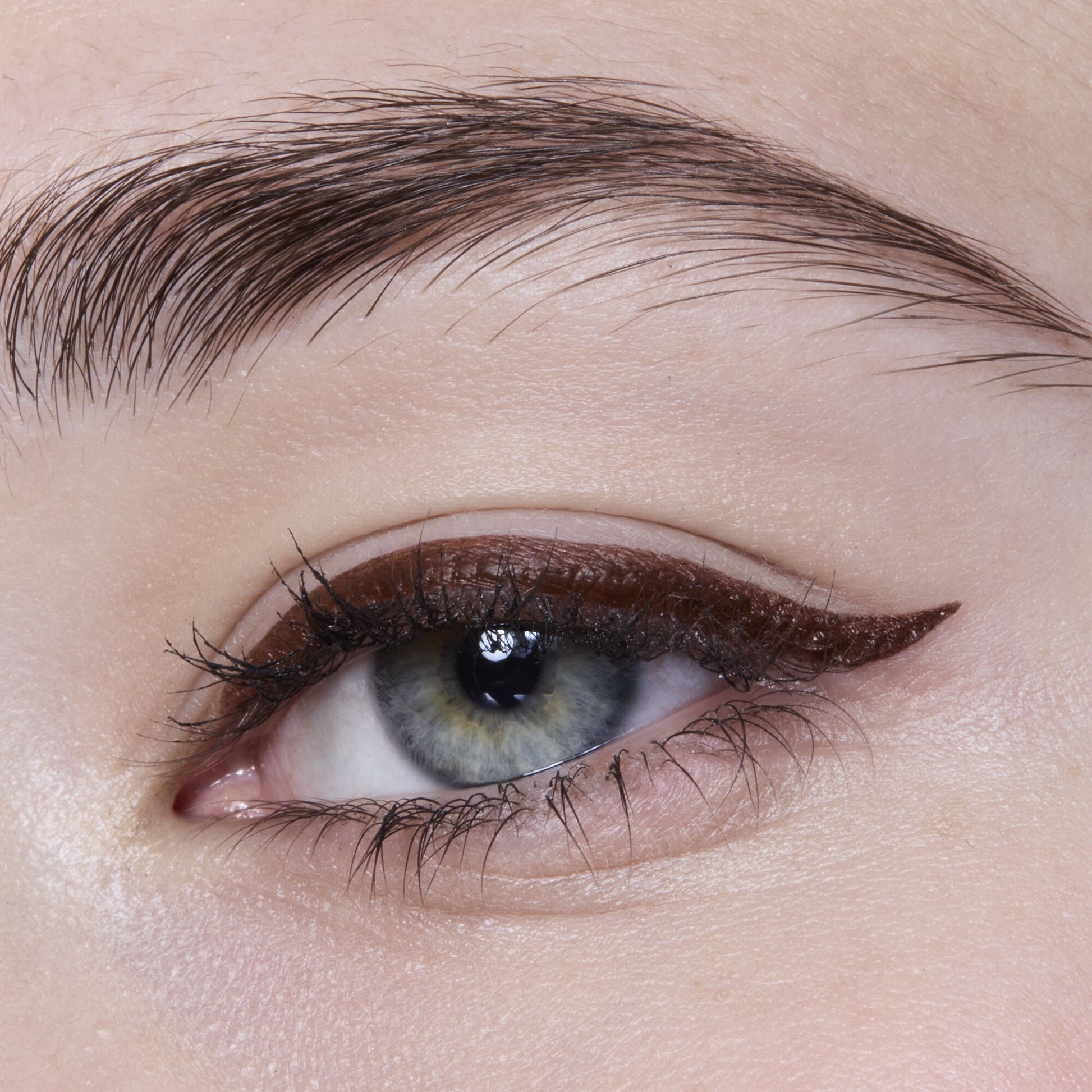 h2o-proof-eyeliner-pen-r0 81606_H20_PROOF_EYELINER_20PEN_CHESTNUT_MOM_BROWN_JORDAN_0029_v3.jpg