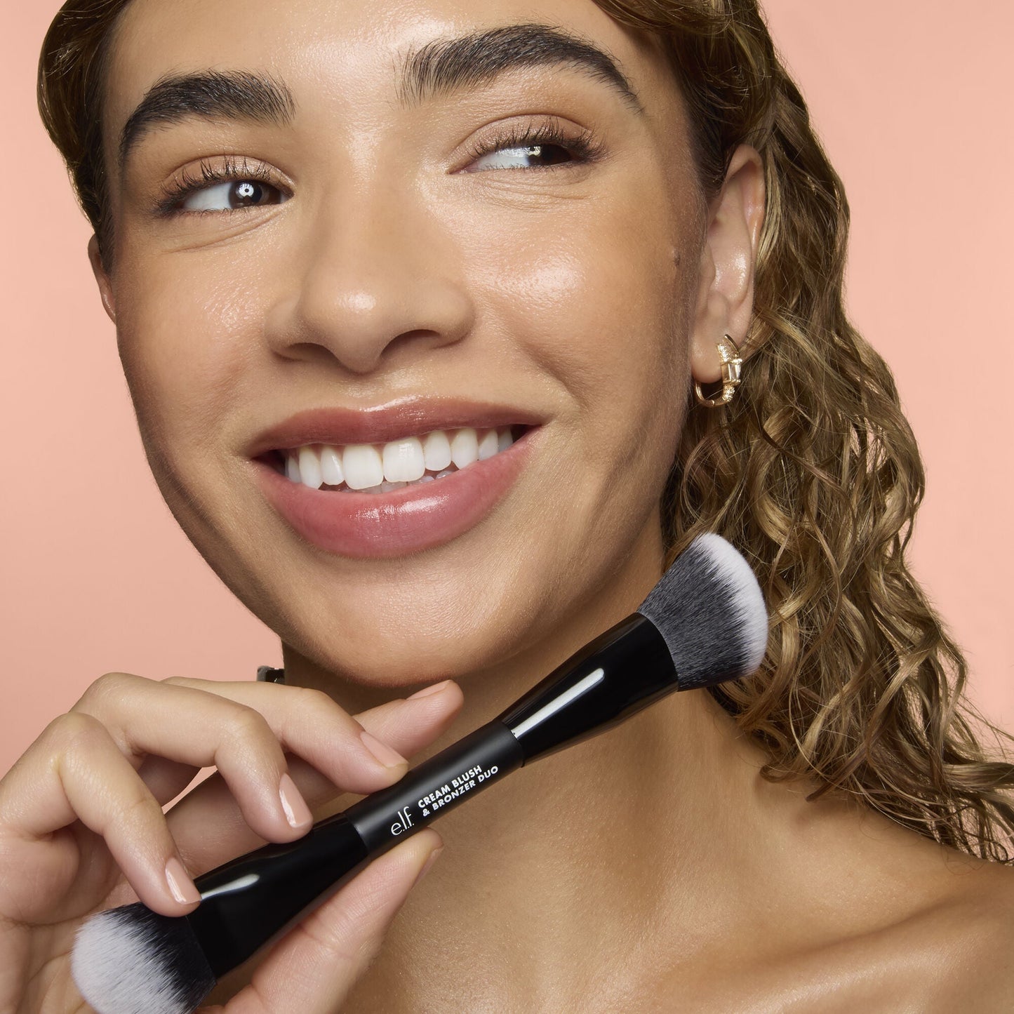 cream-blush-and-bronzer-duo-brush-u5 83857_CREAM_BLUSH_BRONZER_DUO_BRUSH_Q4_Alyssa_0103_V3_7510f340-cab5-4e94-b40f-1ad3f84fd183.jpg